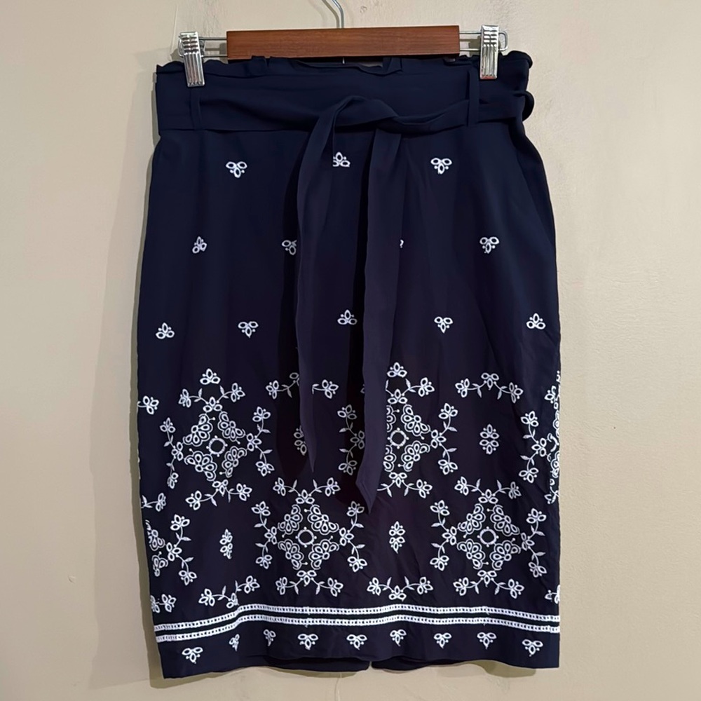 Ann Taylor Navy and White Embroidered Pencil Skirt Lined Women's Size 4 - Picture 7 of 10